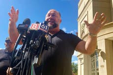 Alex Jones comparece en audiencia que decide indemnización