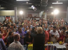 Trump responde a Puerto Rico con rollos de papel. Biden envía ayuda real