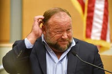 Alex Jones les grita “no volveré a disculparme” a los padres de Sandy Hook que lloraban en el tribunal
