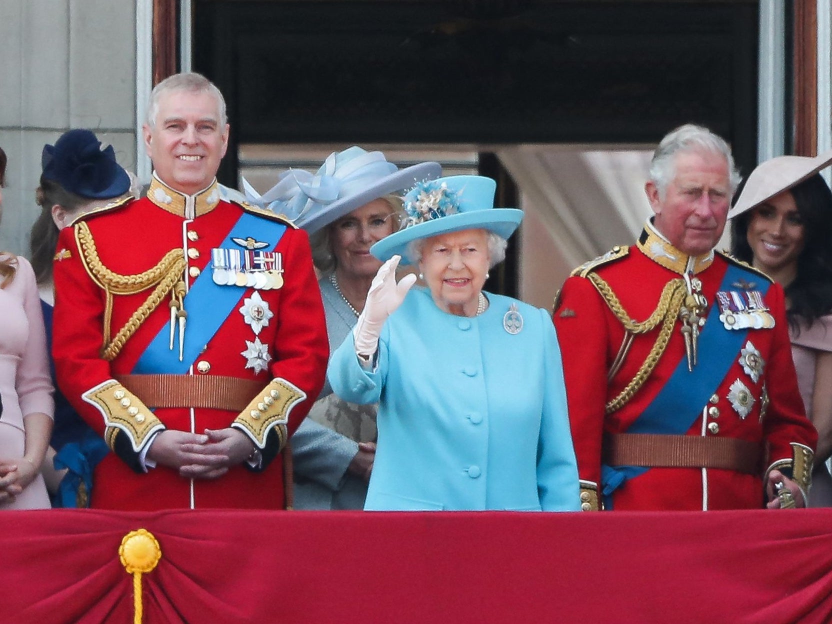El príncipe Andrew, la reina Isabel y el ahora rey Carlos III en 2018
