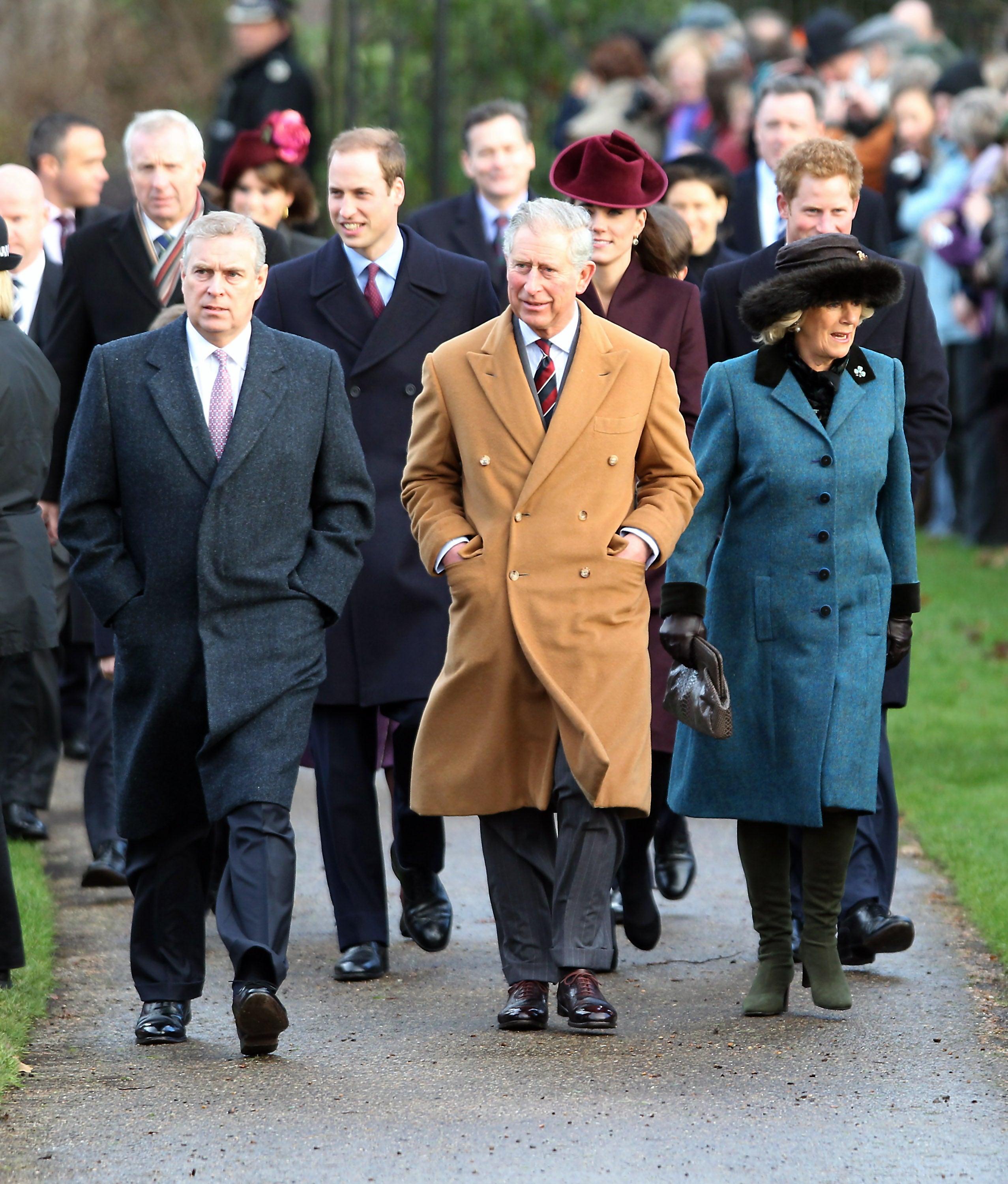 El príncipe Andrew, duque de York, el príncipe William, duque de Cambridge, el príncipe Carlos, príncipe de Gales, Catherine, duquesa de Cambridge, Camilla, duquesa de Cornualles y el príncipe Harry caminan hacia la iglesia de Sandringham para la tradicional ceremonia del día de Navidad en Sandringham el 25 de diciembre de 2011