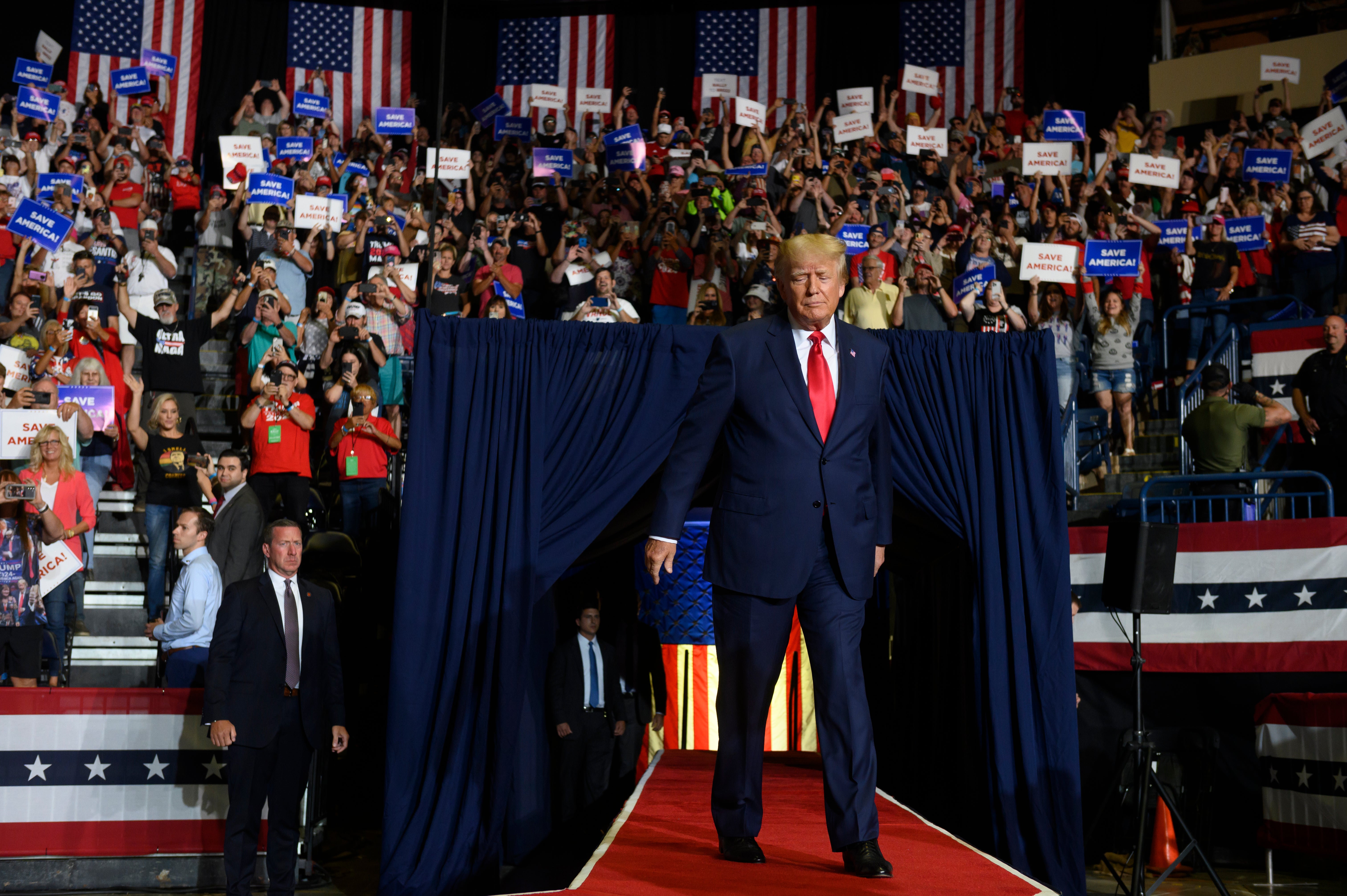 El super PAC de Trump recaudó solo $40 en agosto a pesar de ofrecer baratijas con su marca a los partidarios