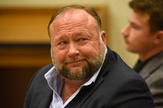¿Qué sigue para Alex Jones después de fallo en juicio de Connecticut?