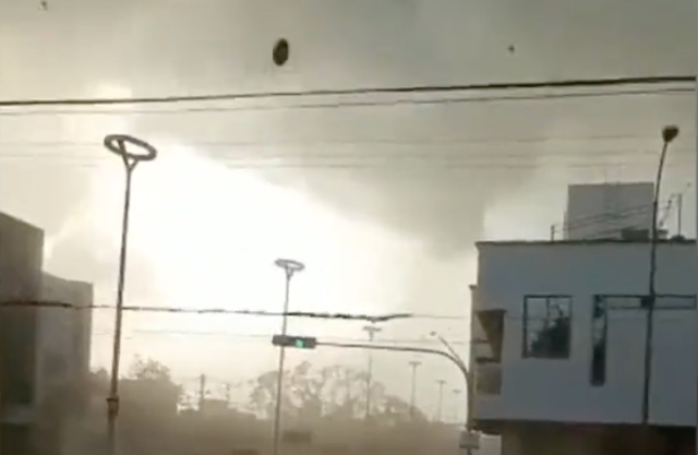 Captan en video el impactante paso de un tornado en una comunidad de México  | Independent Español