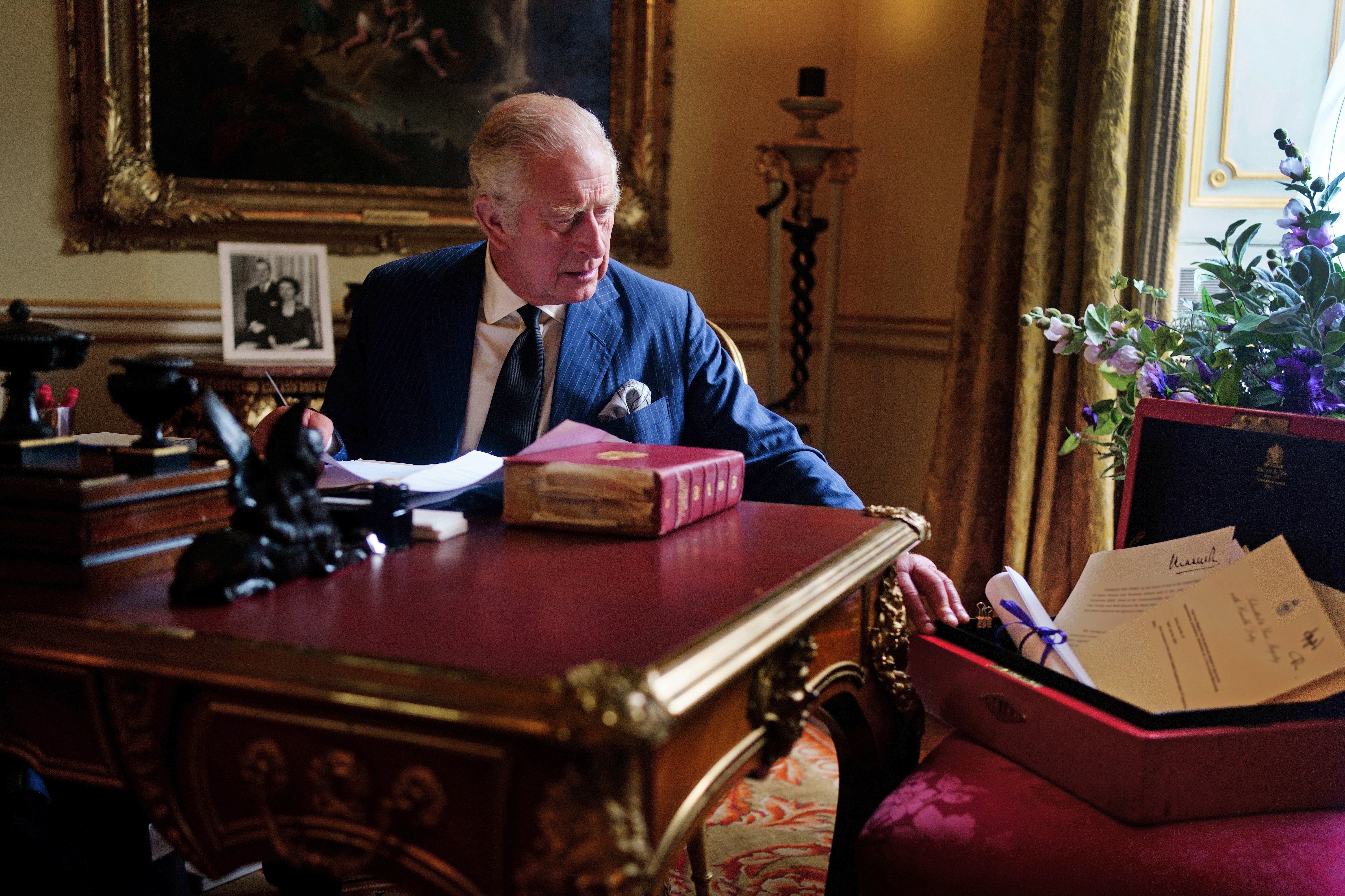 El rey con su caja roja en el Palacio de Buckingham