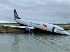 Avión de carga termina en el agua en el aeropuerto de Montpellier, Francia