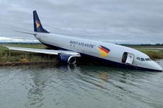 Avión de carga termina en el agua en el aeropuerto de Montpellier, Francia