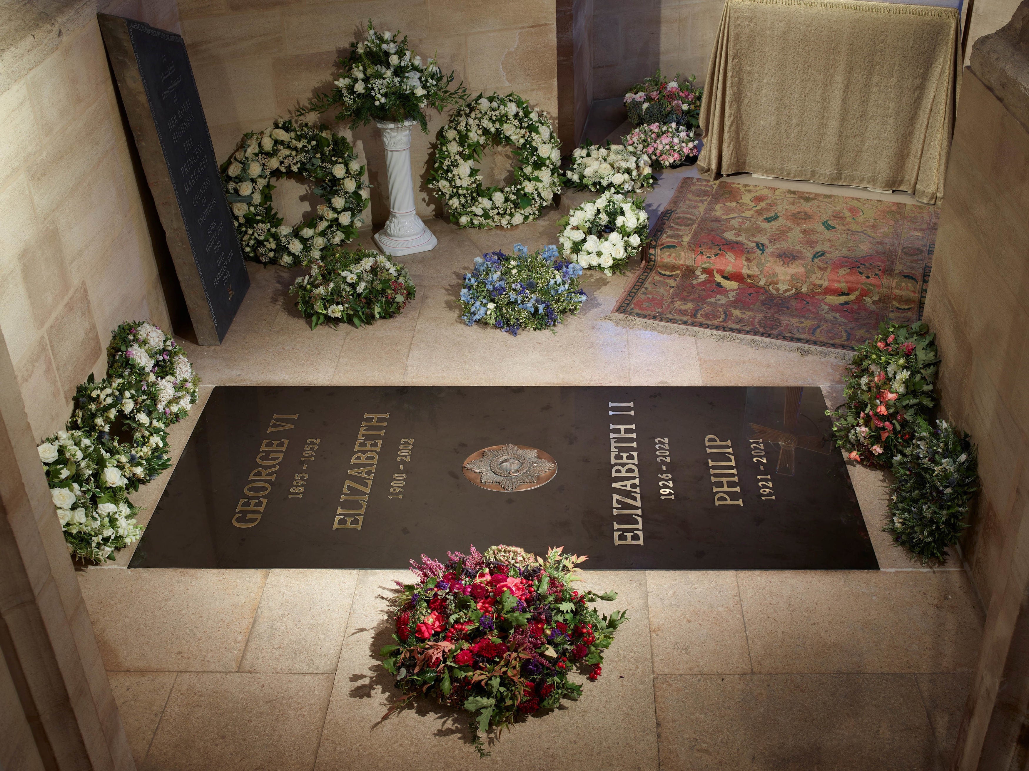 La lápida de la capilla conmemorativa del rey Jorge VI, lugar de descanso final de la reina