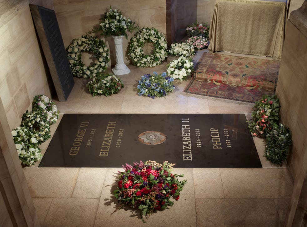 <p>La lápida de la capilla conmemorativa del rey Jorge VI, lugar de descanso final de la reina</p>