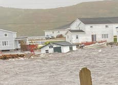 Rescatan a canadiense mientras el ciclón Fiona arrastra casas al mar