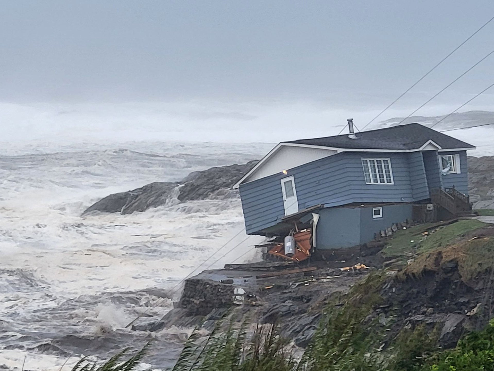 Las casas cerca del mar fueron destruidas durante la tormenta tropical