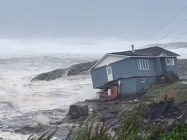 Casas han sido destruidas cerca del mar durante la tormenta tropical