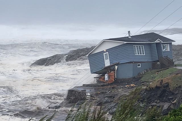 Casas han sido destruidas cerca del mar durante la tormenta tropical