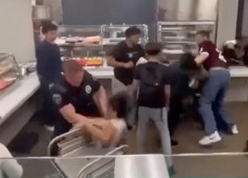 Captan en vídeo a un policía estrellando a un estudiante contra un carrito de comida