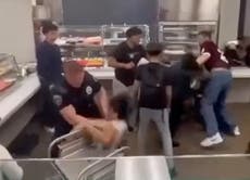 Investigan a un policía de Texas que estrelló a un estudiante contra un carrito de comida