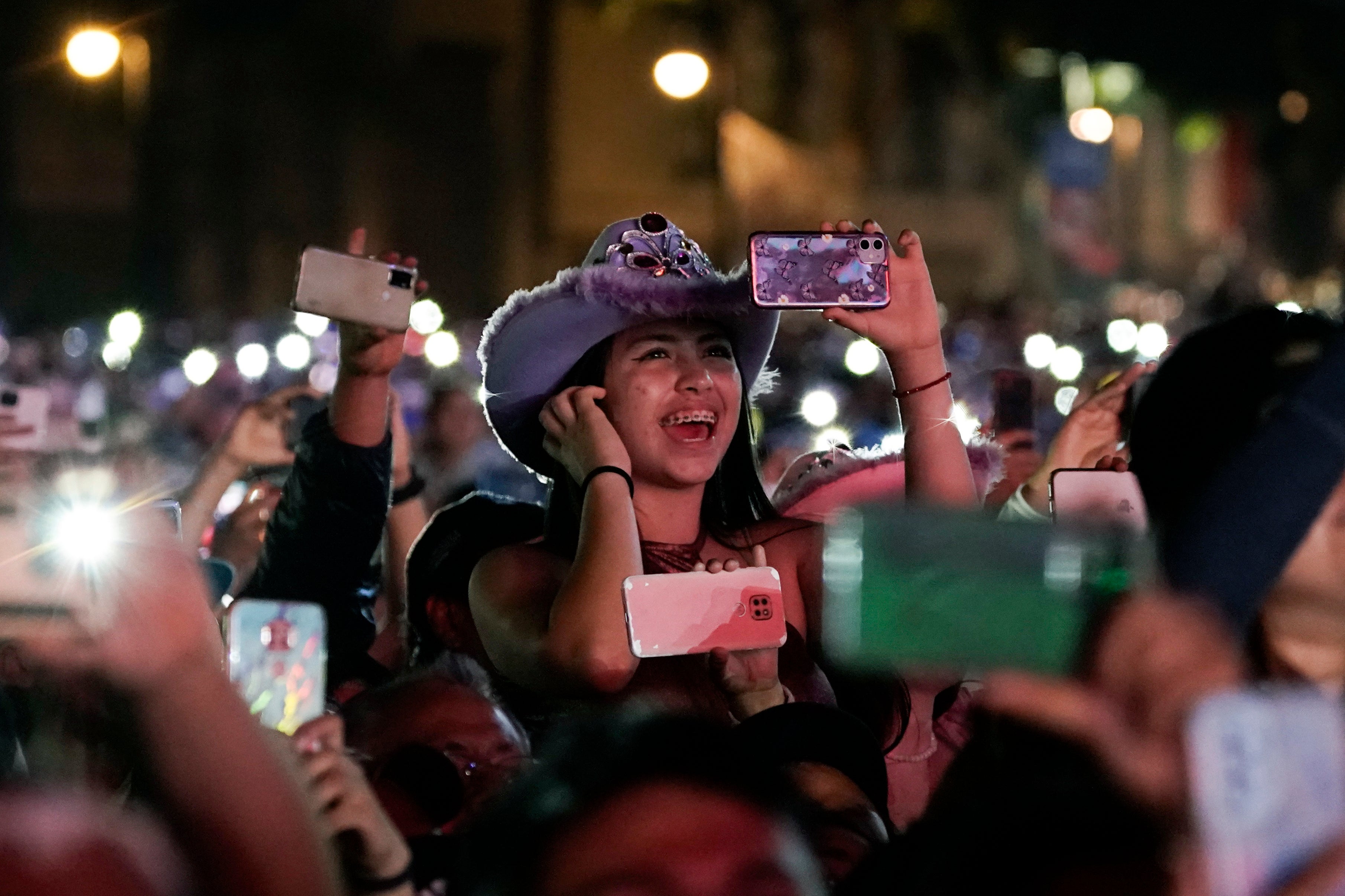 Asaltante presume celulares robados en concierto de Grupo Firme y la policía llega a su casa