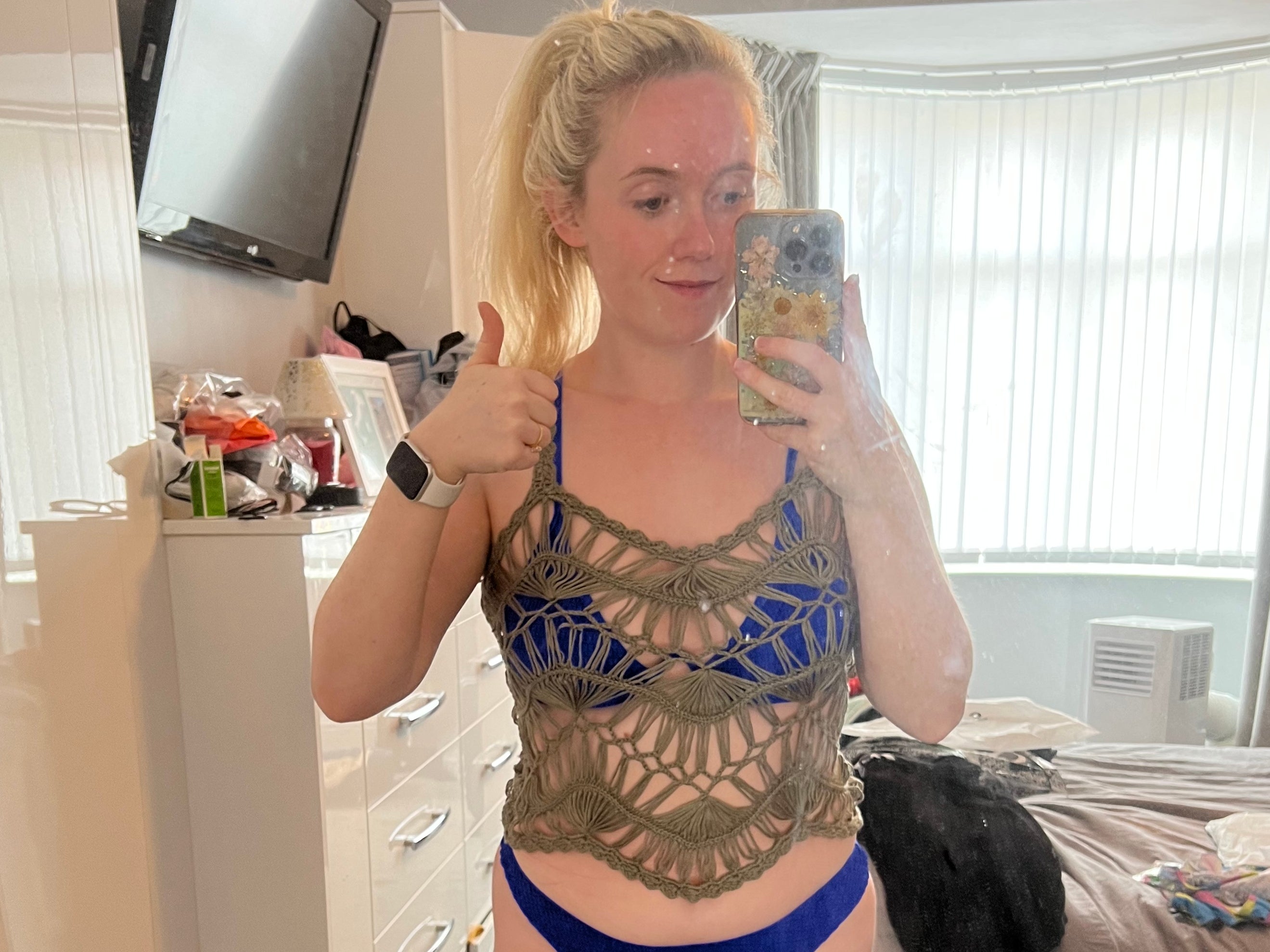 Tori Walker con su vestido 'hasta la rodilla' de Shein