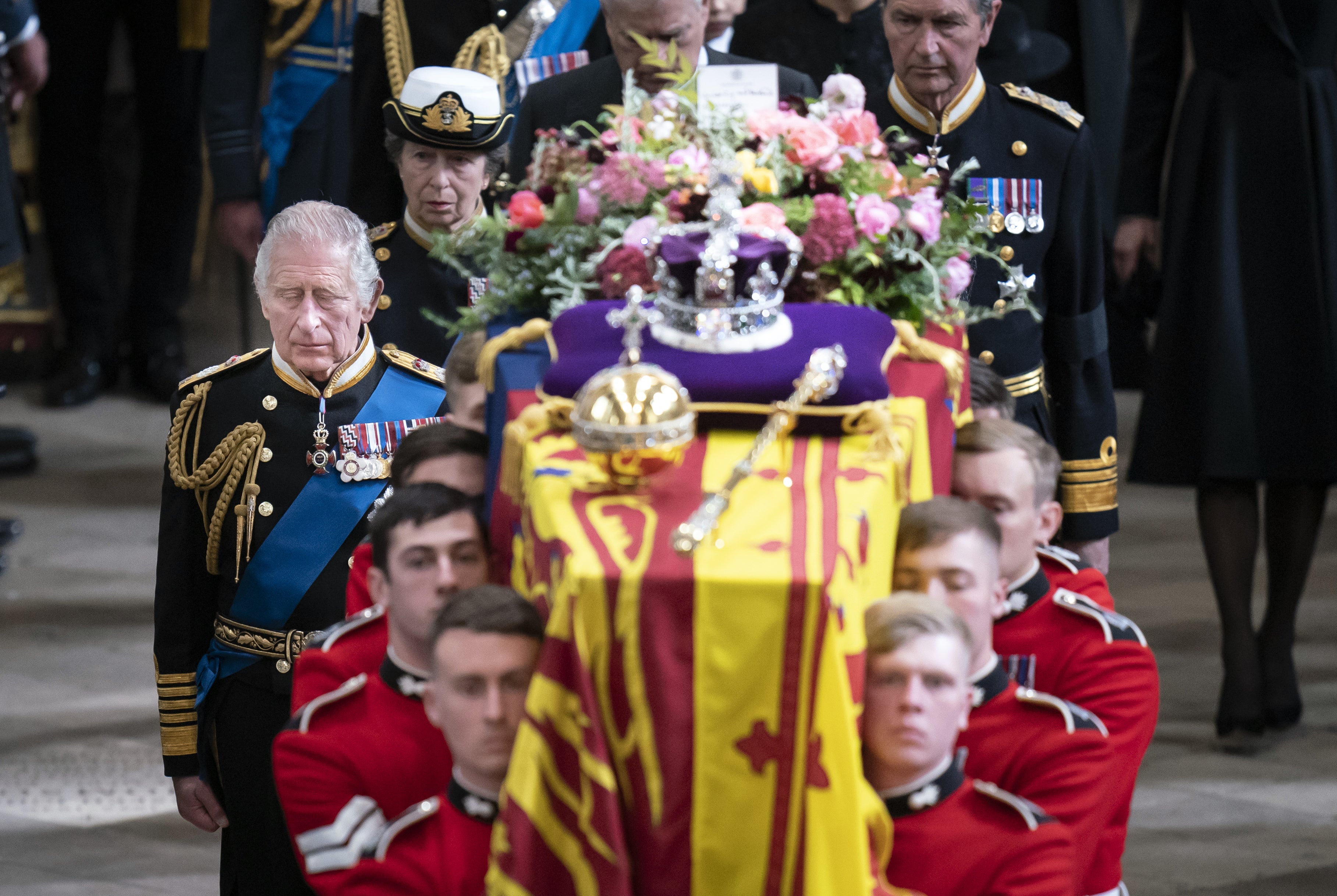 El rey Carlos III y los miembros de la familia real siguen el ataúd de la reina a su salida de la Abadía de Westminster tras el funeral de Estado (Danny Lawson/PA)