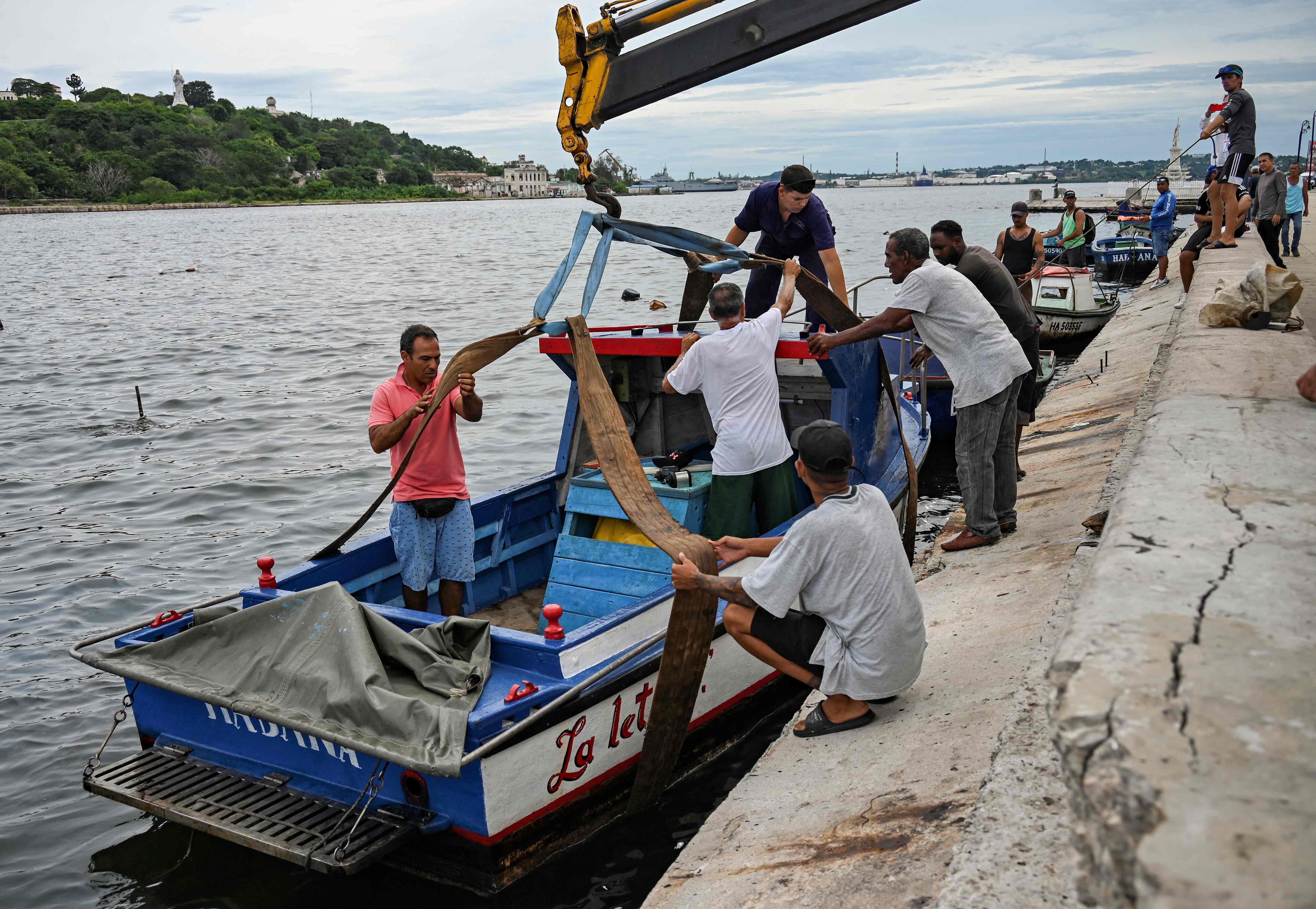 Pescadores cubanos aseguran sus botes en preparación por el huracán Ian