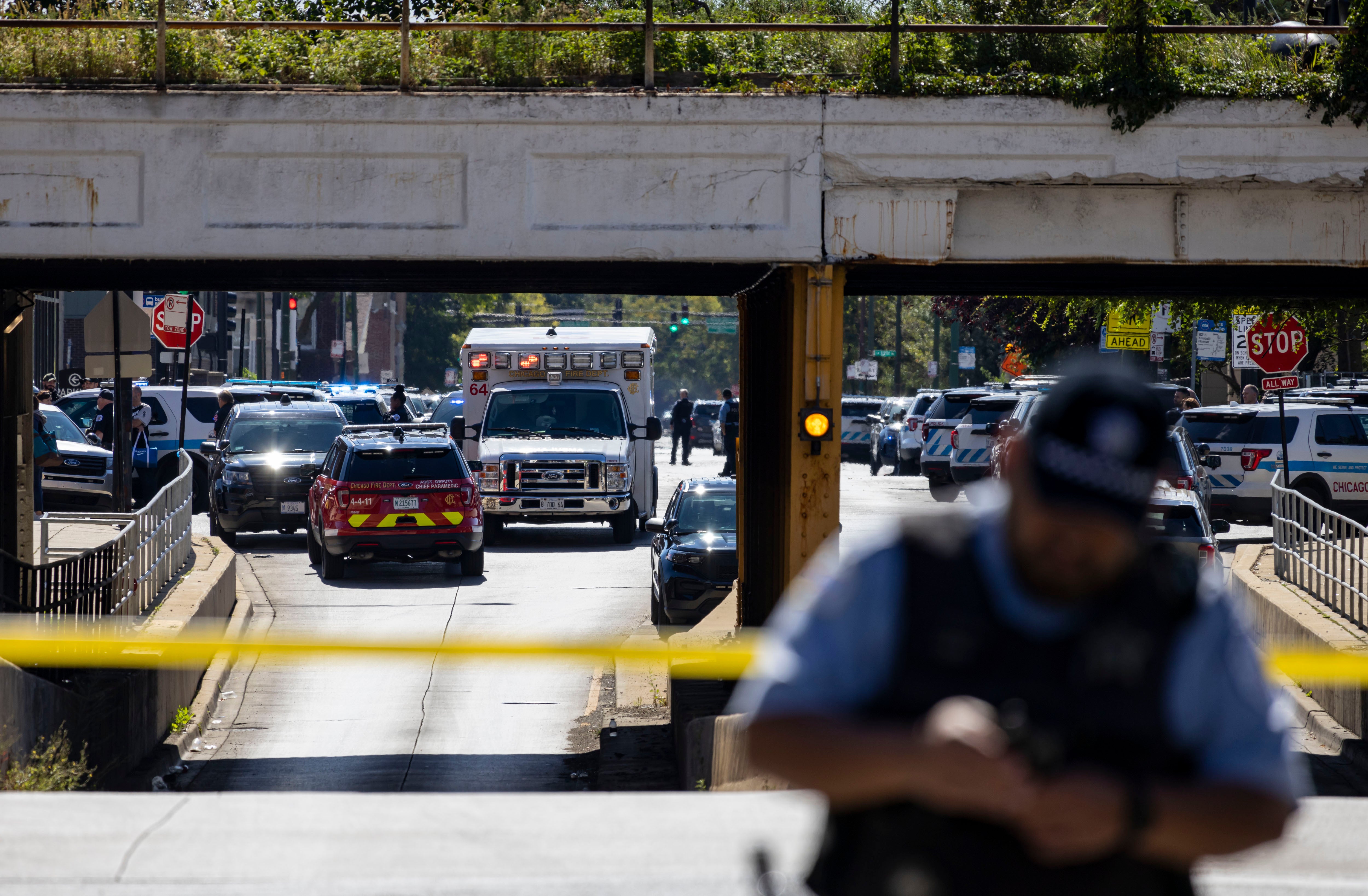 La policía de Chicago acordona el área alrededor del edificio de Homan Square, donde un intruso fue baleado este lunes