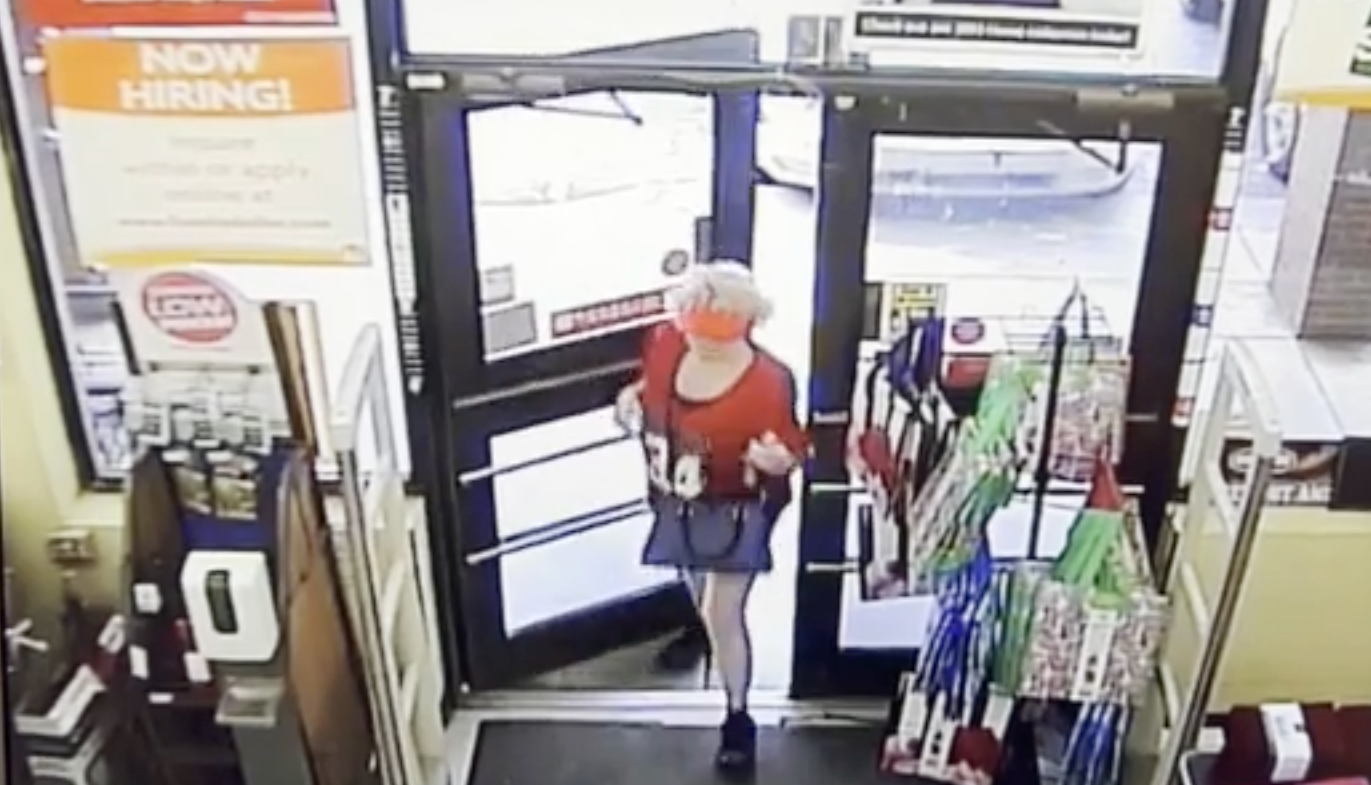 Debbie Collier vista en un vídeo de vigilancia mientras a una tienda Dollar Store horas antes de que encontraran su cuerpo