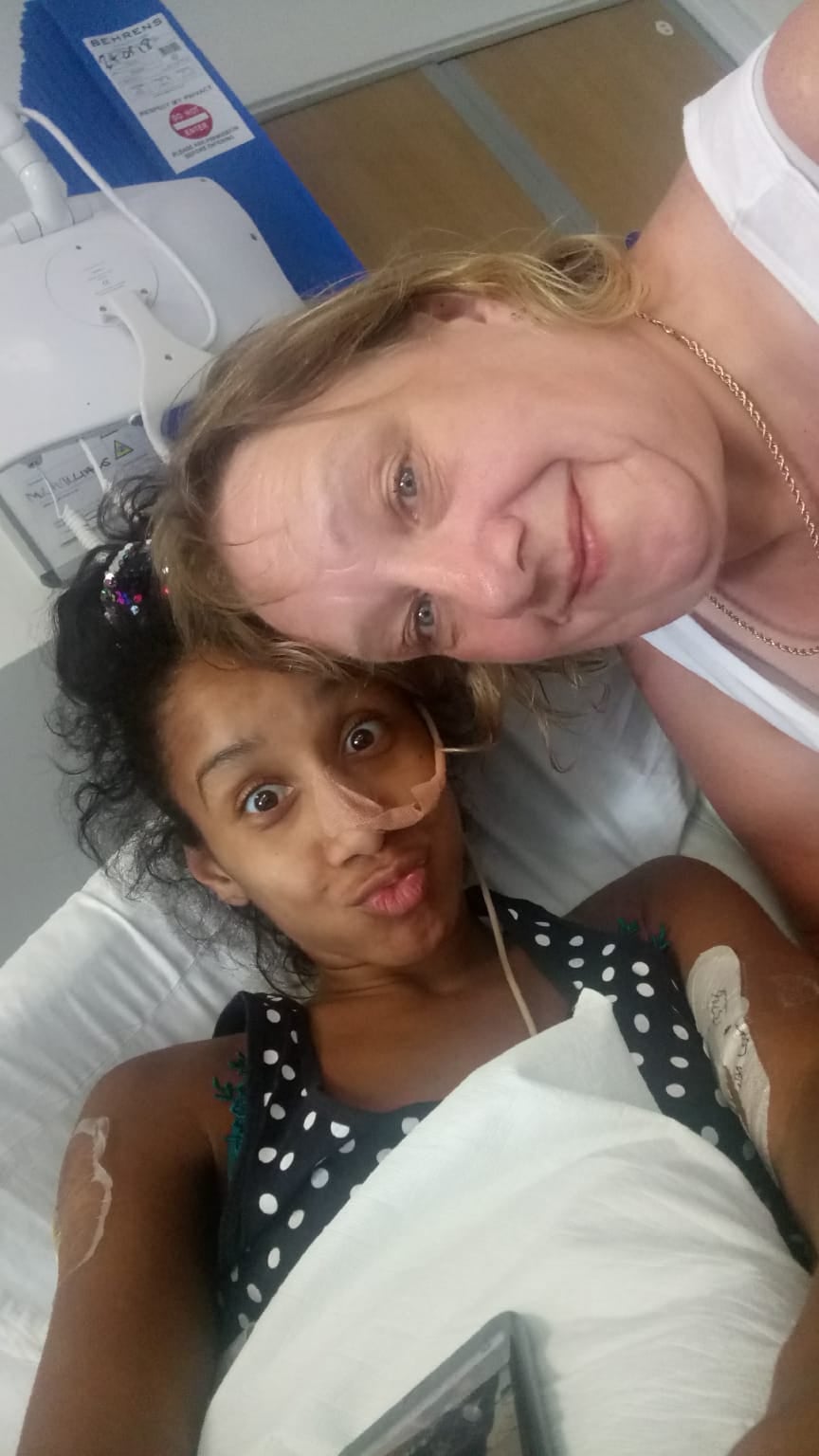 Nancy con su mamá en el hospital