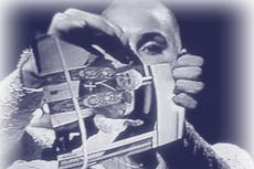 ¿Adelantada a su época? El día que Sinéad O’Connor rompió una foto del Papa en Saturday Night Live