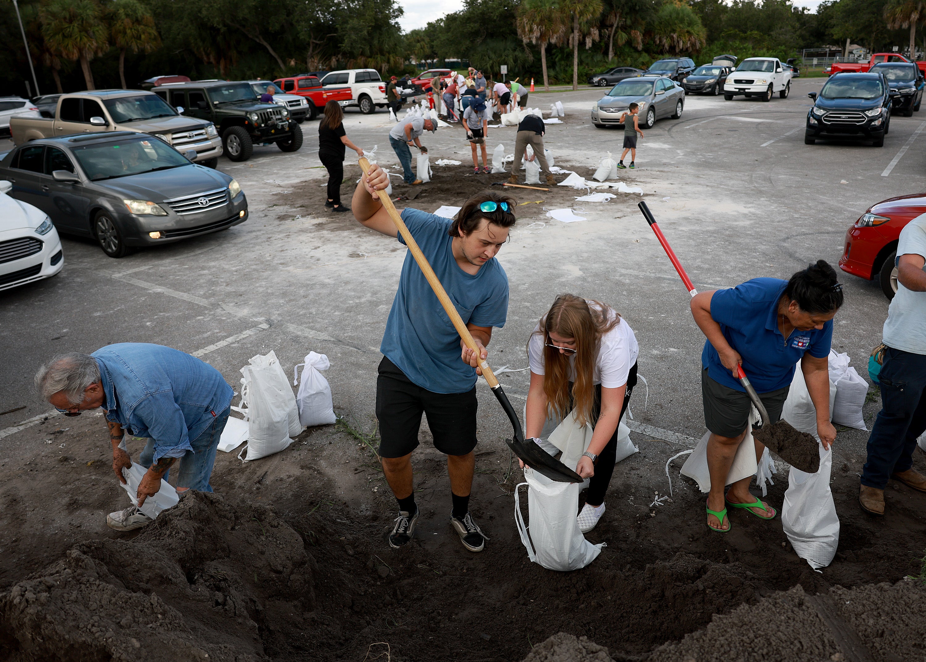 La gente llena sacos de arena en el parque Helen Howarth mientras se preparan para la posible llegada del huracán Ian el 26 de septiembre de 2022 en St Petersburg, Florida