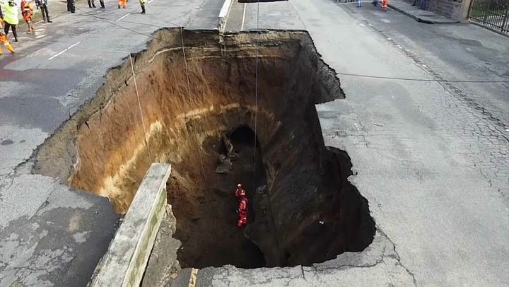 Madre e hija desaparecen tras caer en este gigantesco socavón en Guatemala 