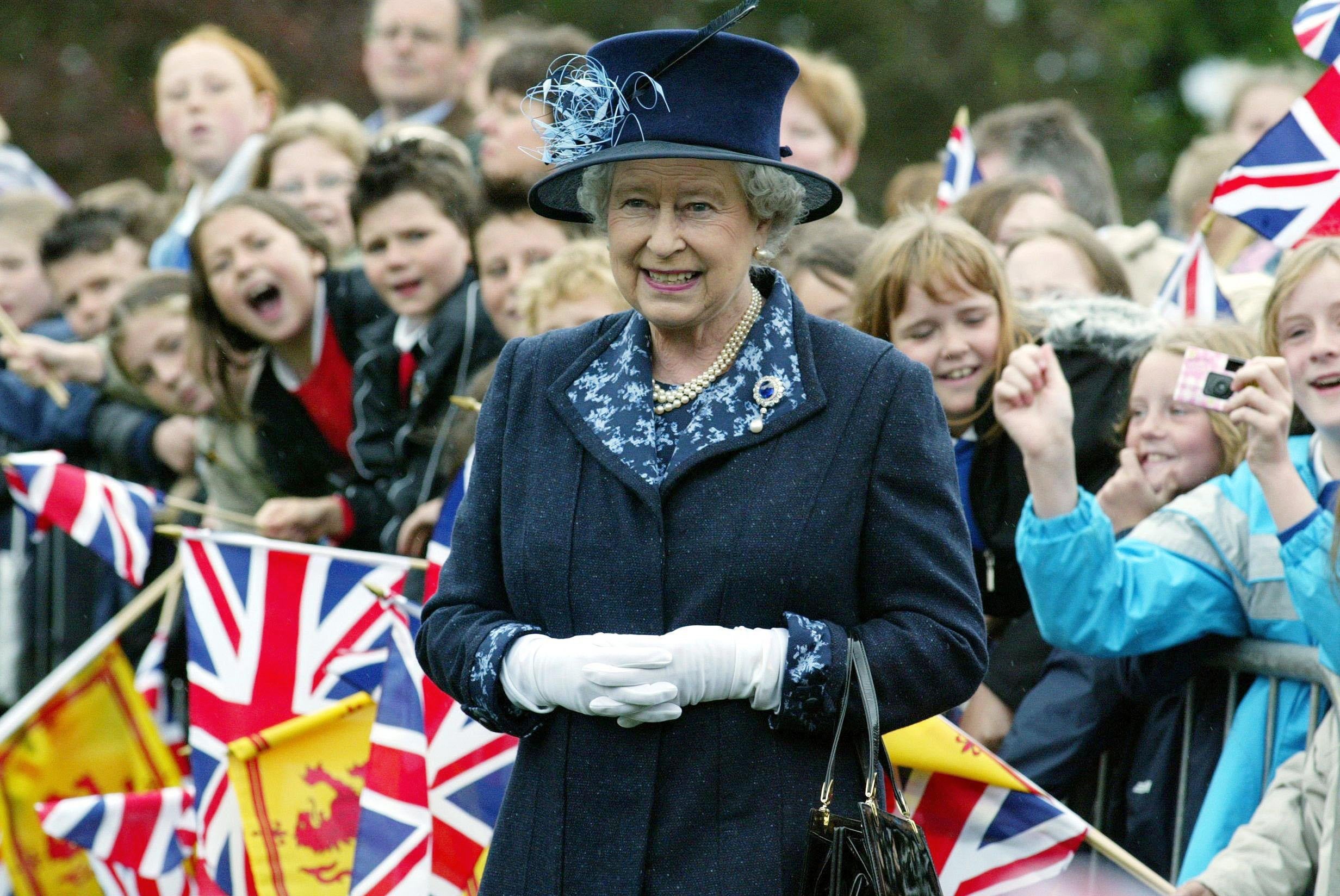 La difunta reina durante una visita a Dunfermline en 2003 (Andrew Parsons/PA)
