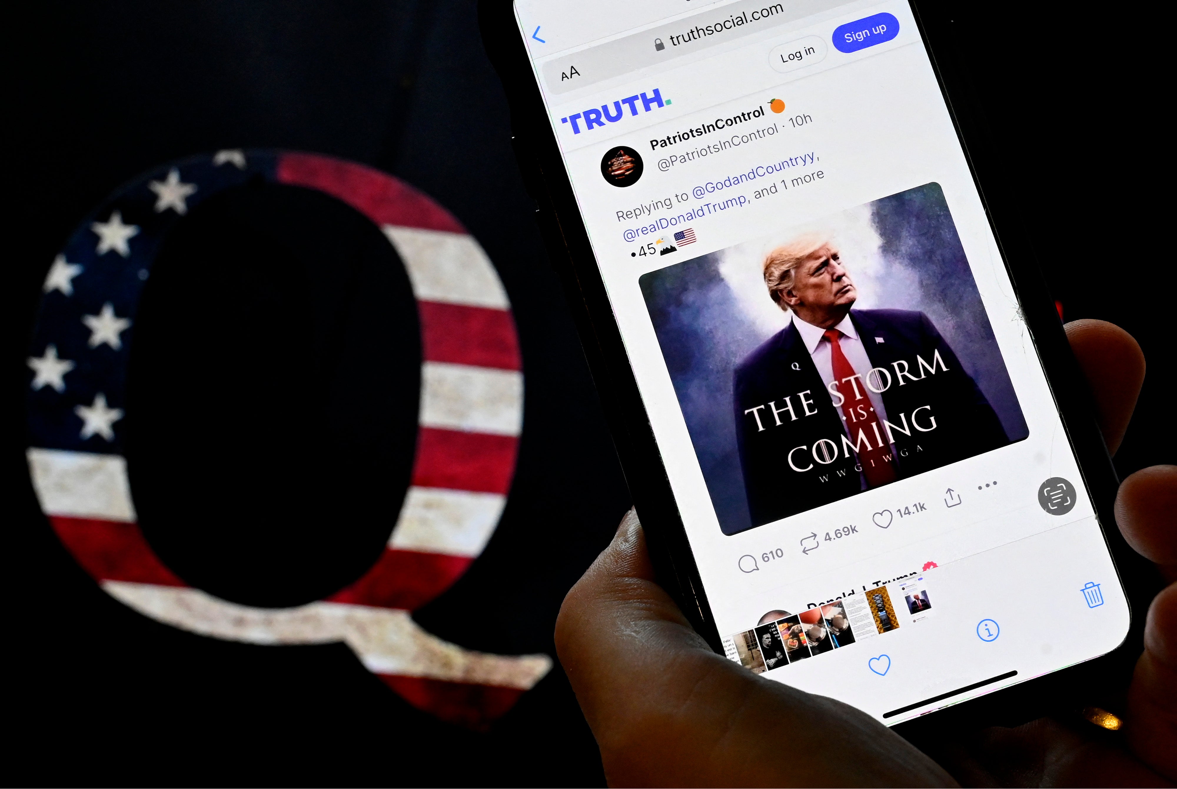 ¿Puede Trump controlar a sus partidarios de QAnon antes de las elecciones intermedias?