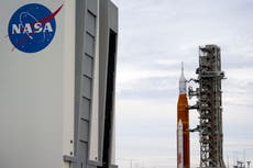 Tripulaciones de la NASA preparan cohete lunar para intento de lanzamiento en noviembre