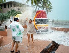 Critican a influencers y turistas por ignorar órdenes de evacuación por el huracán Ian y presumirlo en línea