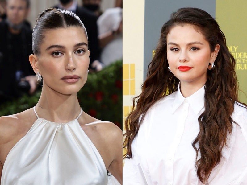 Selena Gómez y Hailey Bieber se abrazan durante la Gala del Museo de la Academia