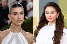 Selena Gómez y Hailey Bieber se abrazan durante la Gala del Museo de la Academia