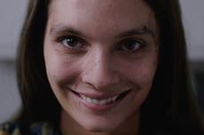 Reseña de ‘Smile’: una sola sonrisa macabra no es suficiente para sostener una película de terror