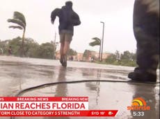 Huracán Ian: Camarógrafo australiano ayuda a residentes a huir de los fuertes vientos y las inundaciones