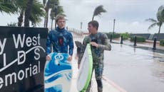 Surfistas se aprovecharon de las gigantescas olas del huracán Ian