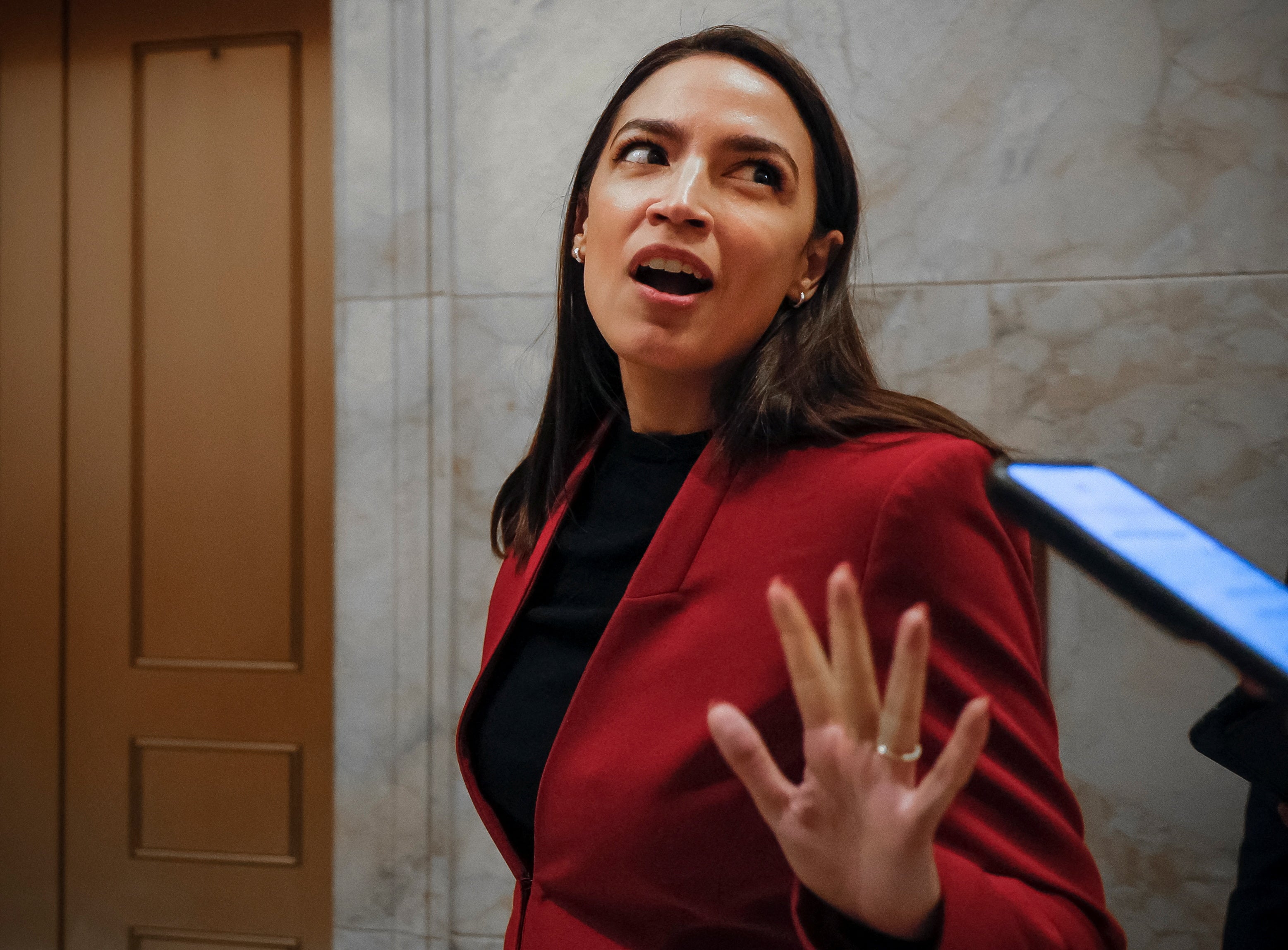 AOC rechaza el discurso transfóbico de legislador republicano durante audiencia sobre derecho al aborto
