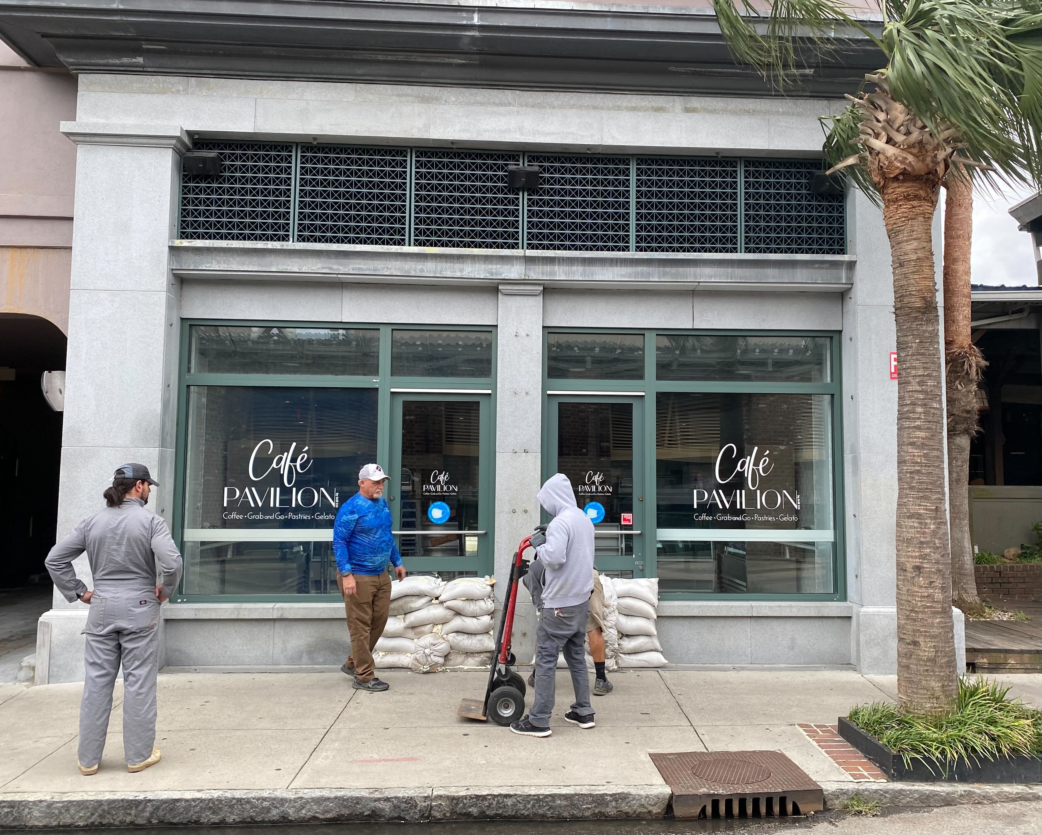 Los negocios de Charleston, Carolina del Sur, colocaron sacos de arena frente a sus tiendas el jueves para prepararse para el huracán Ian
