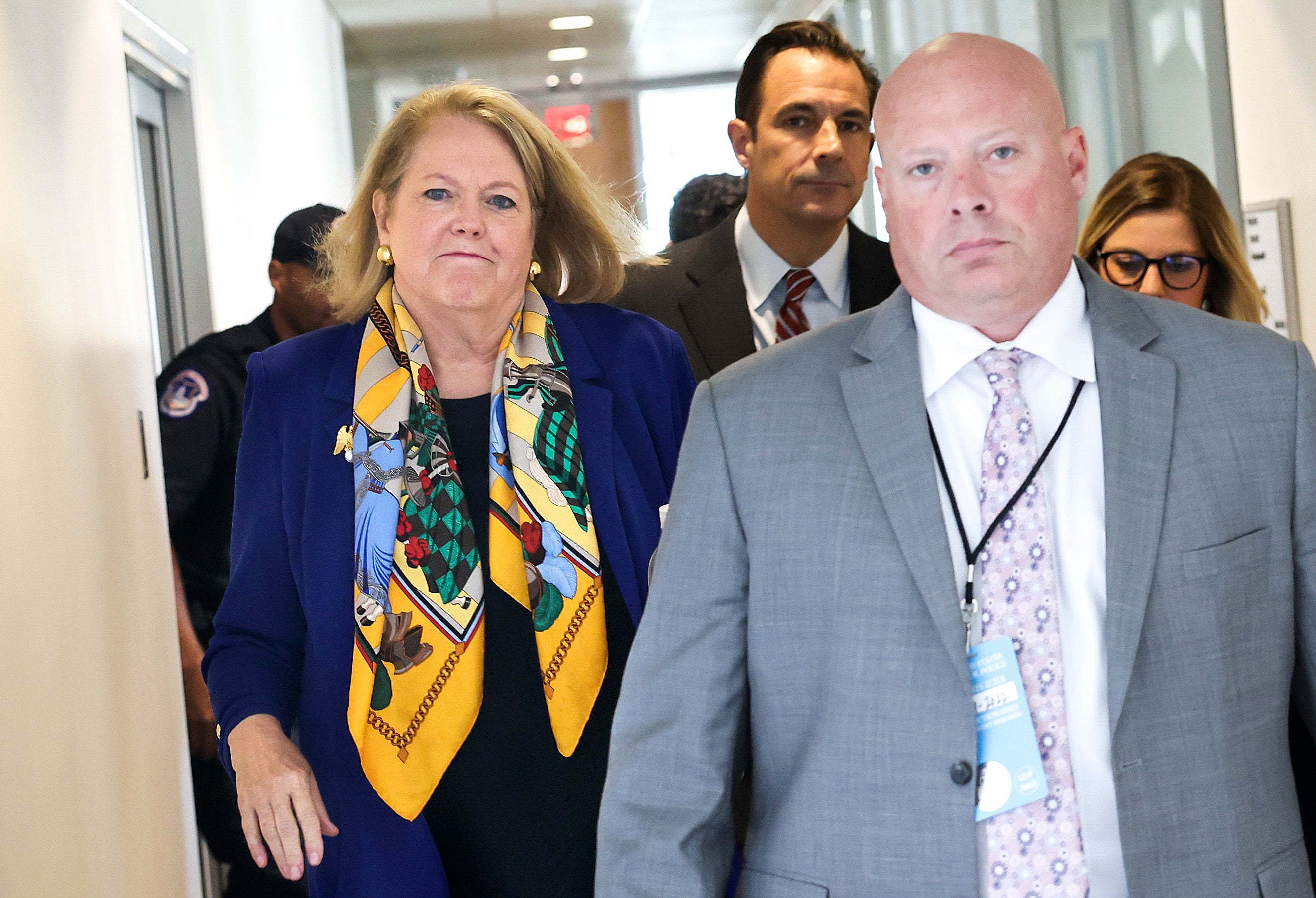 Ginni Thomas evade preguntas de prensa al testificar ante el comité del 6 de enero