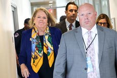 Ginni Thomas evade preguntas de prensa al testificar ante el comité del 6 de enero