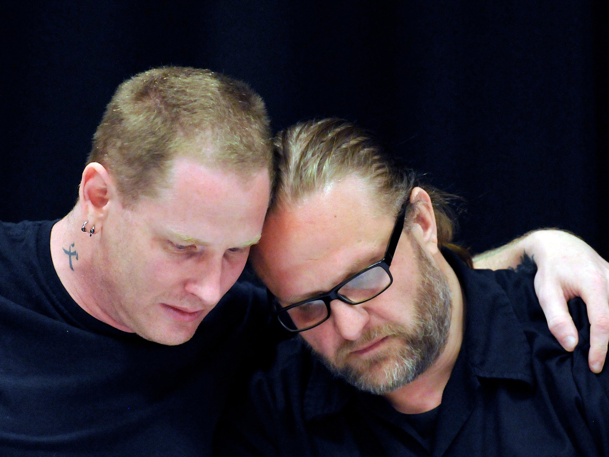 Corey Taylor, vocalista de Slipknot, y Shawn Crahan se consuelan mutuamente durante una rueda de prensa de 2015 en la que se abordó la muerte del bajista Paul Gray