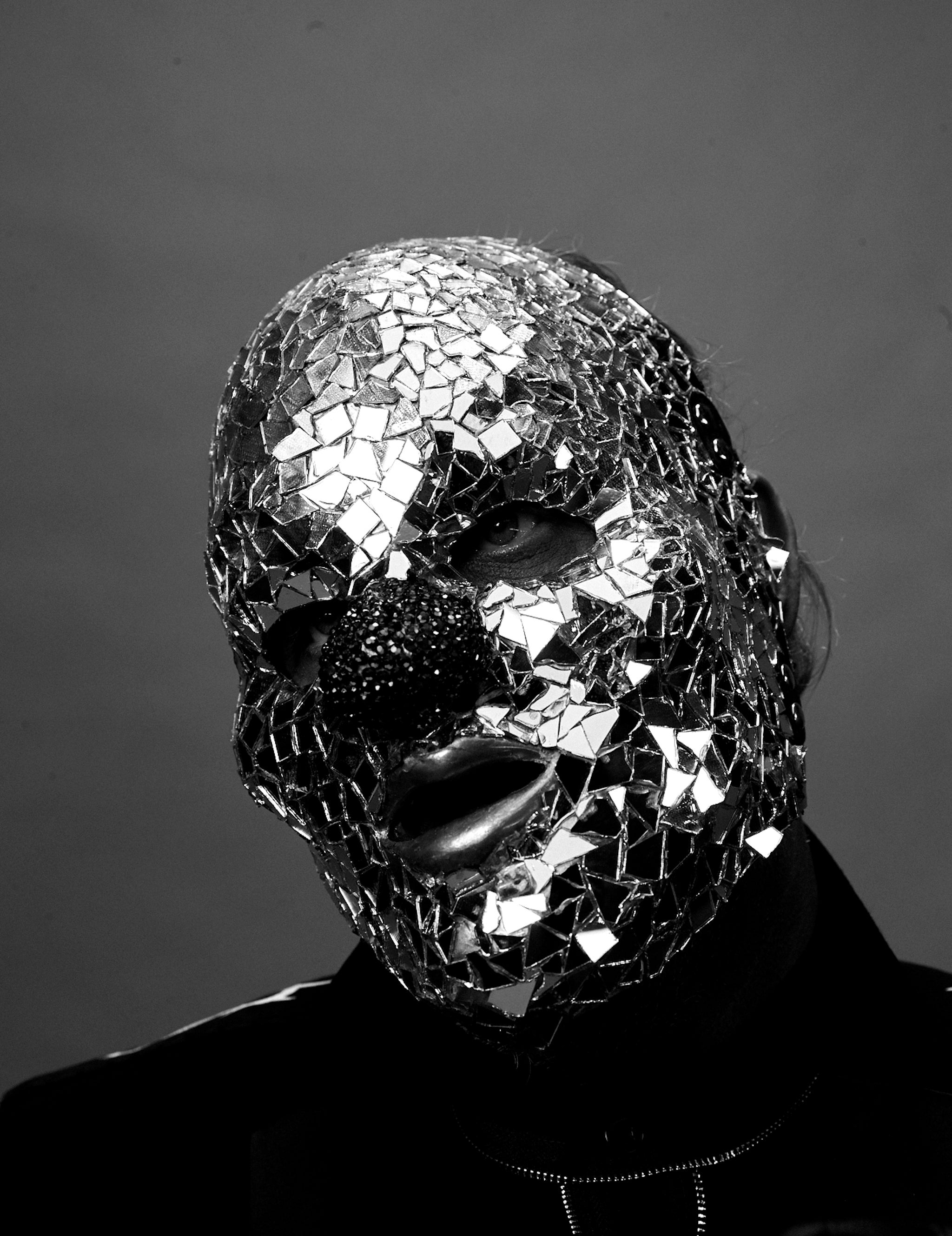 Shawn Crahan estrena una nueva máscara de payaso con estilo de bola de discoteca antes del lanzamiento de ‘The End So Far’