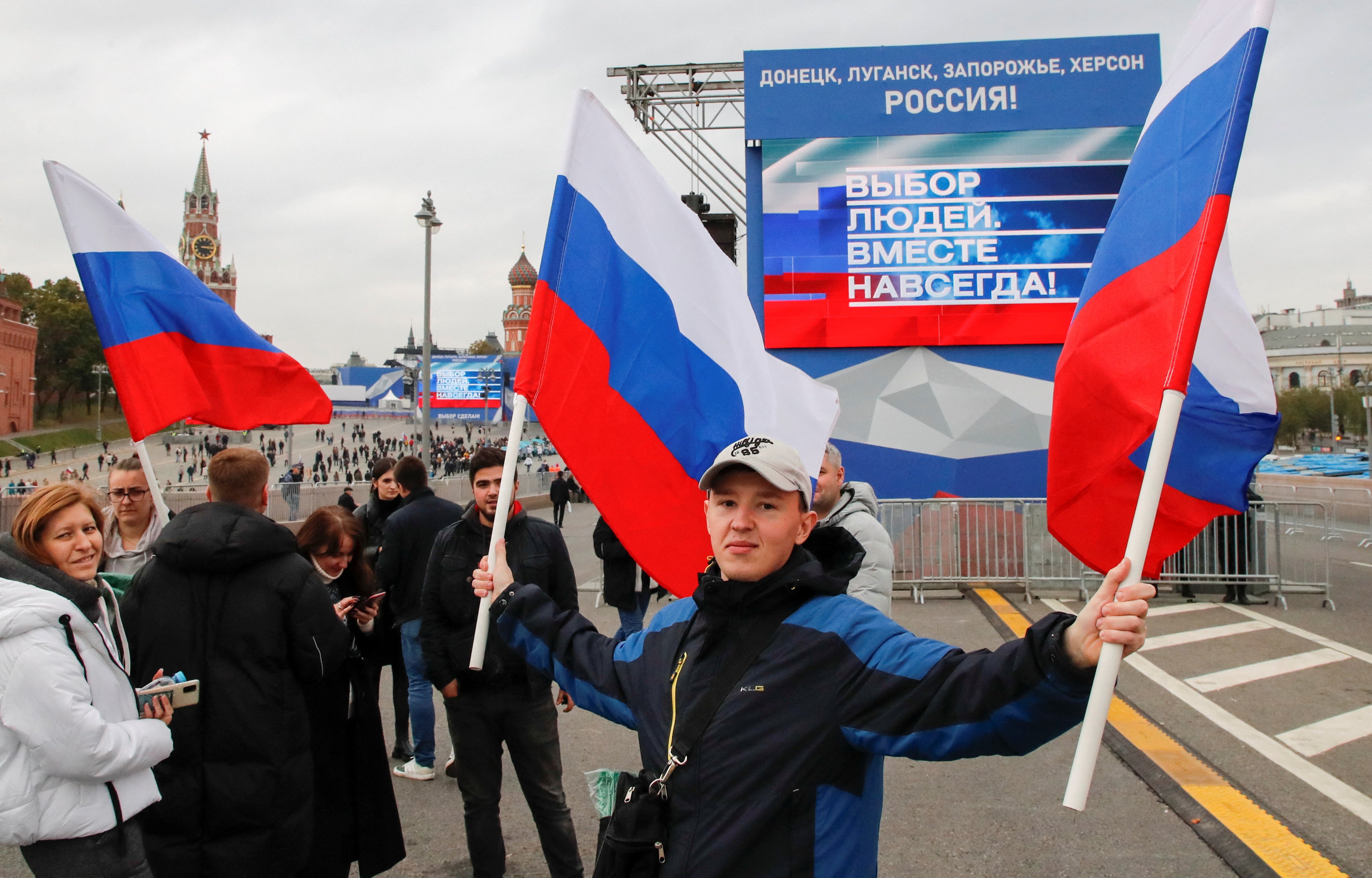 La gente se reúne frente a las pantallas situadas cerca del Kremlin y la Plaza Roja antes del discurso de Putin