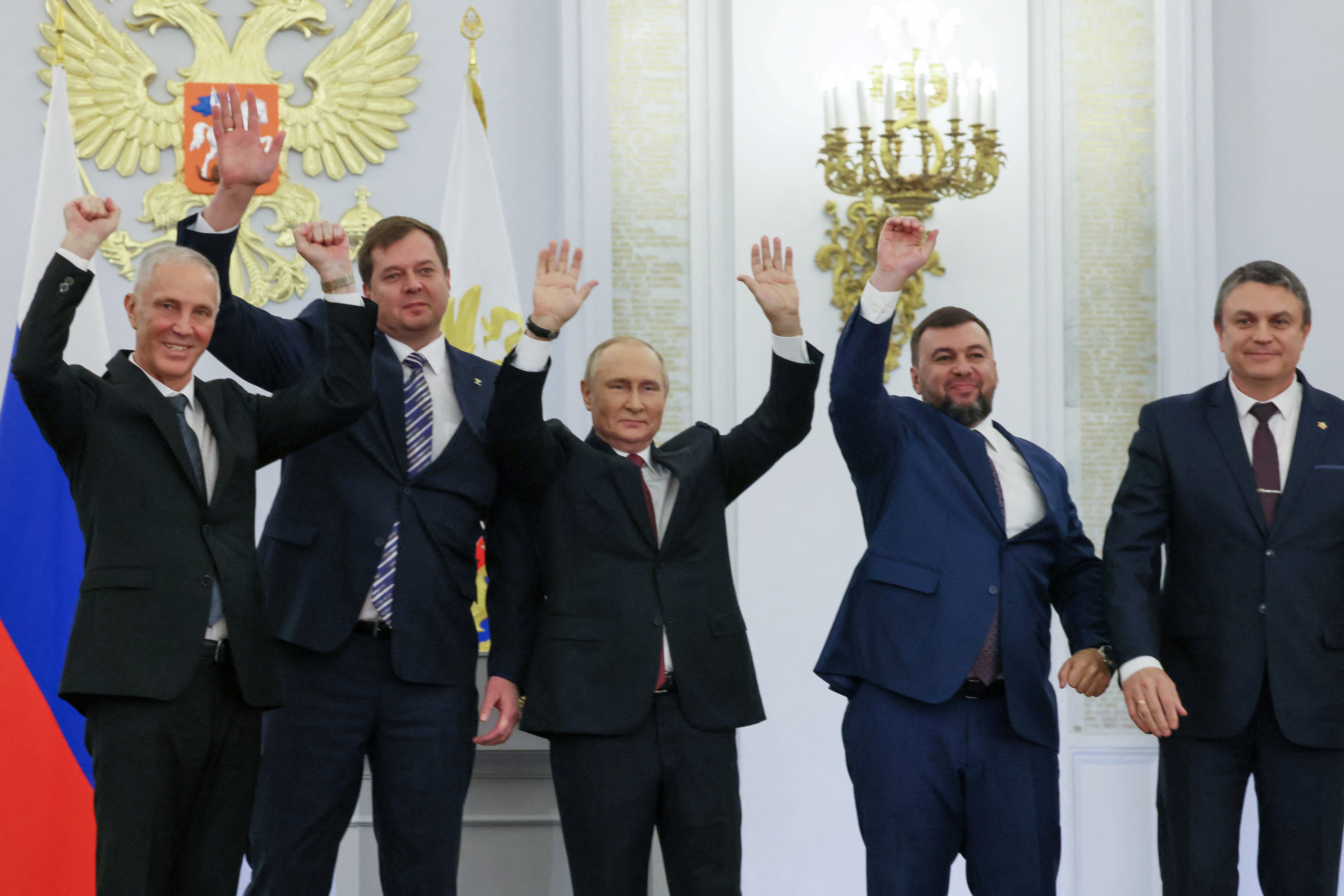 El presidente ruso Vladimir Putin y los líderes separatistas de las regiones de Ucrania anexadas por Moscú el viernes