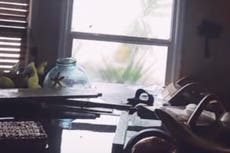 Huracán Ian en Florida: mujer publica vídeo en TikTok flotando en una piscina inflable dentro de su casa