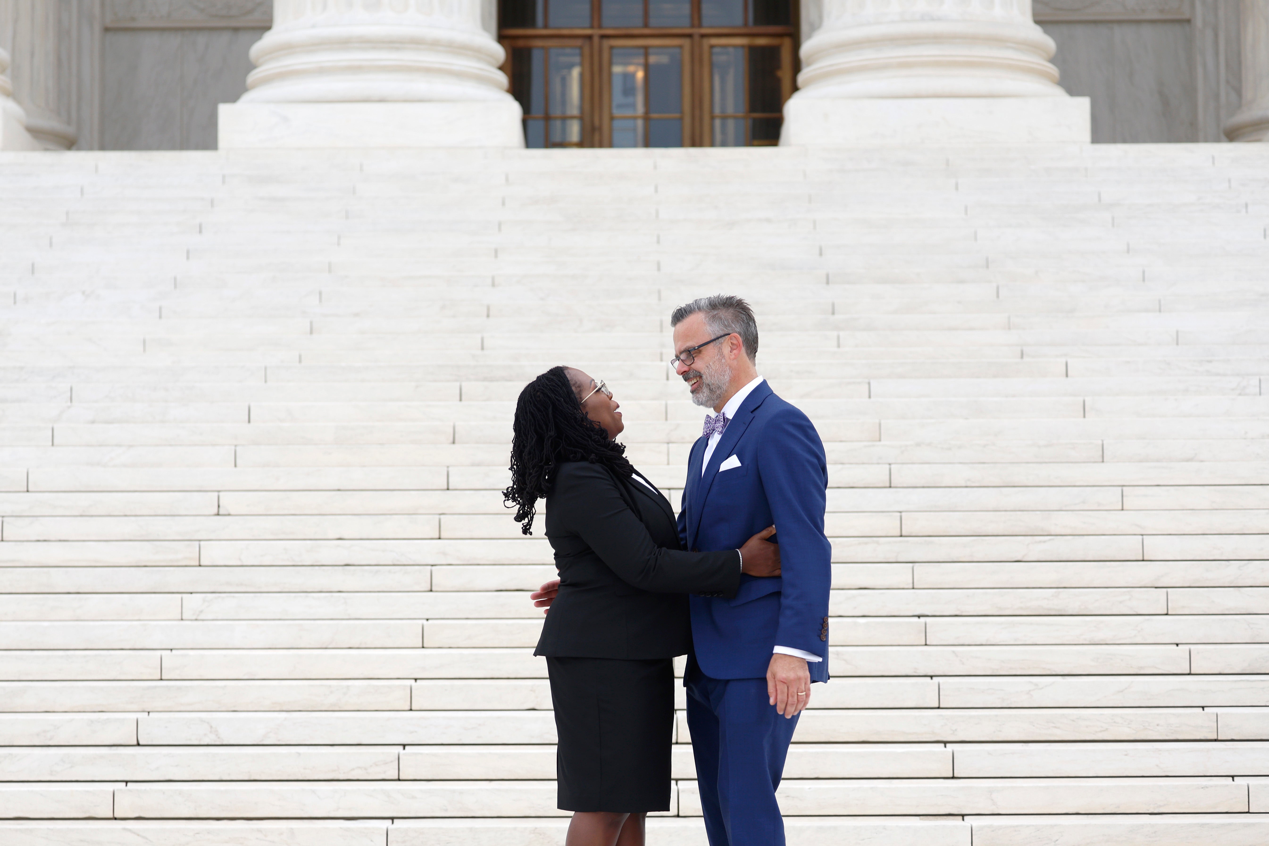 La jueza Ketanji Brown Jackson besa a su marido Patrick Jackson delante del Tribunal Supremo de EE.UU. tras su ceremonia de investidura el 30 de septiembre