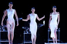Le pintan a Bella Hadid un “mágico” vestido blanco en pleno desfile de moda durante la Paris Fashion Week