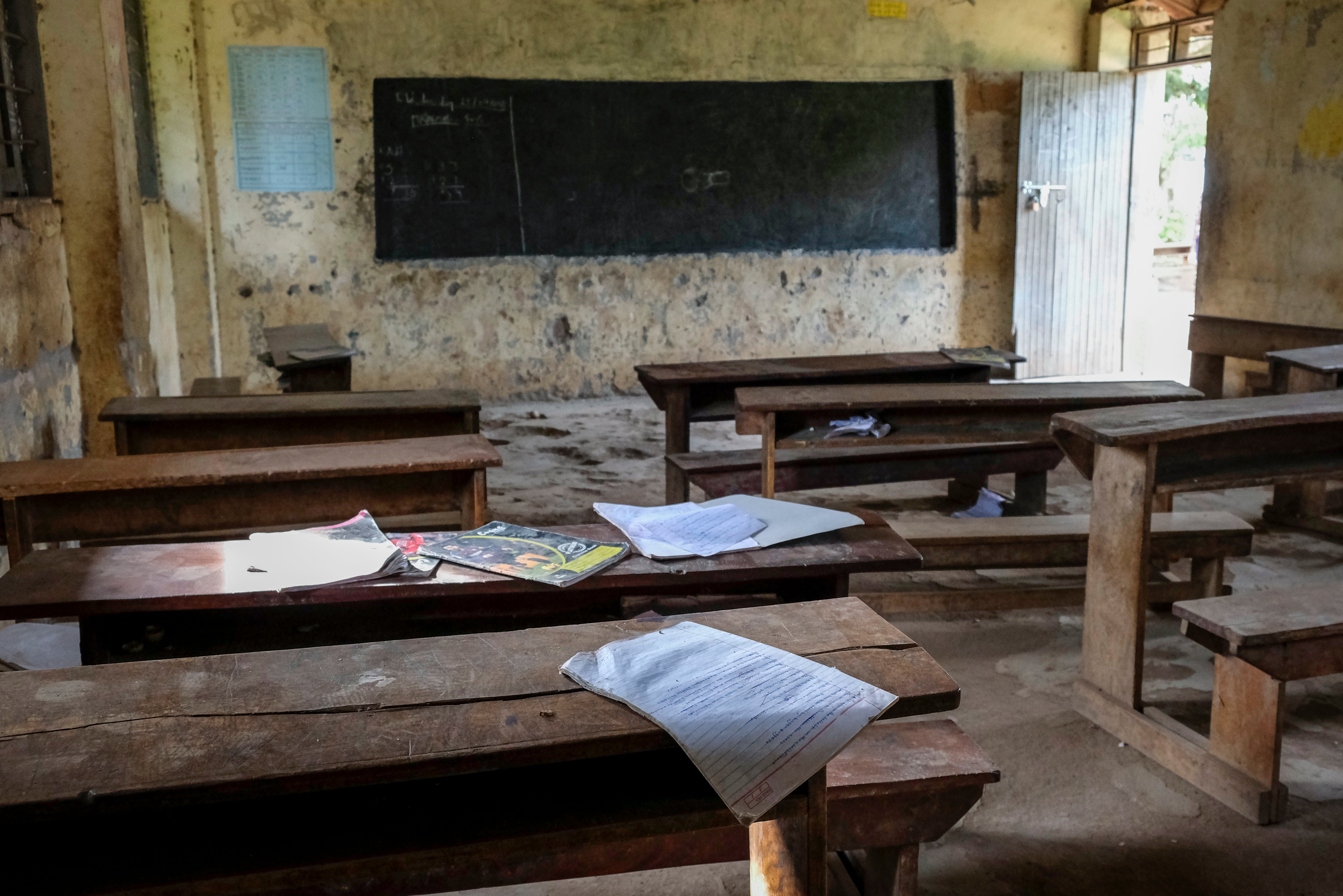 Los libros de los alumnos están abandonados en un aula de la escuela de la iglesia católica de Madudu, donde muchos alumnos se han mantenido alejados por el riesgo de ébola, en Madudu
